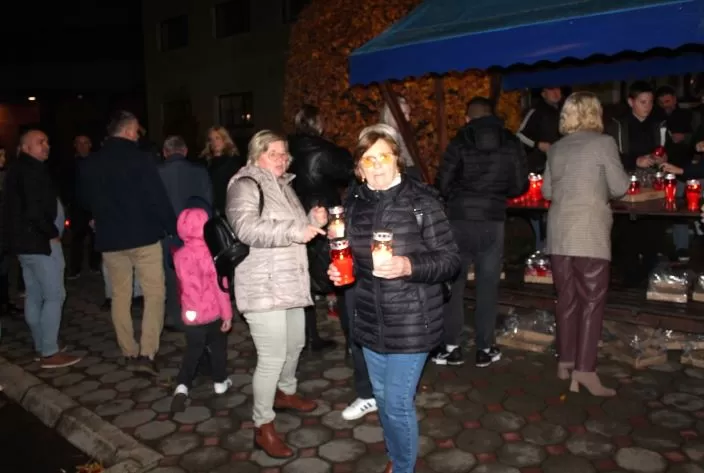 U gradskom središtu Pleternice zapaljeni brojni lampioni uz Dan sjećanja na žrtve Vukovara i Škabrnje