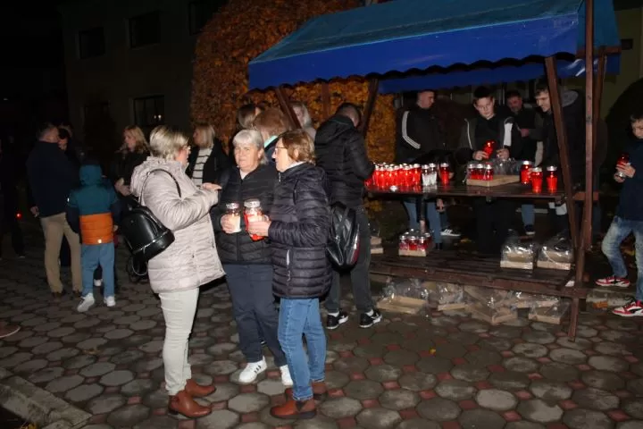 U gradskom središtu Pleternice zapaljeni brojni lampioni uz Dan sjećanja na žrtve Vukovara i Škabrnje