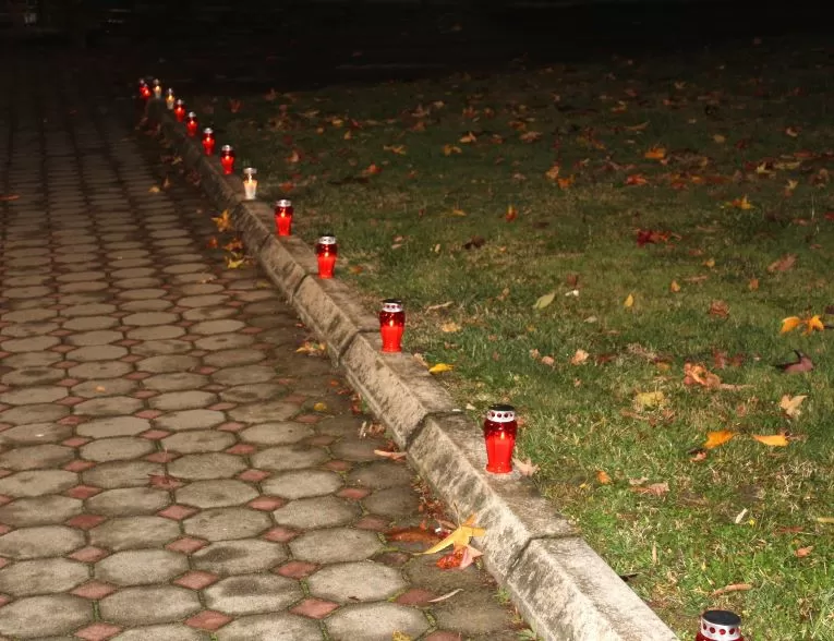 U gradskom središtu Pleternice zapaljeni brojni lampioni uz Dan sjećanja na žrtve Vukovara i Škabrnje