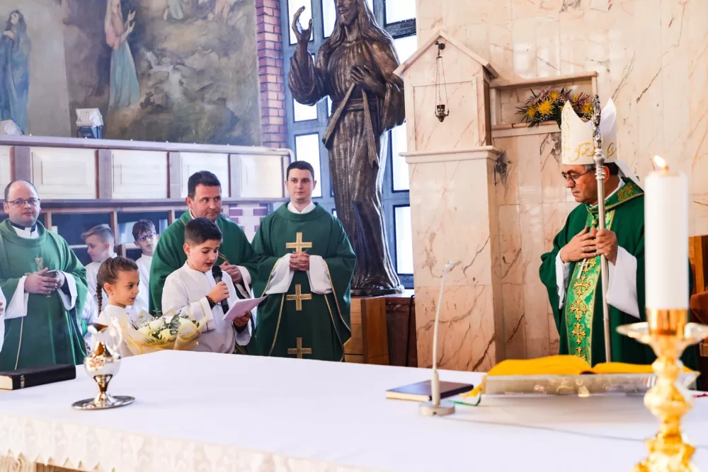 Peto dijete roditelja Stanišić iz Pleternice krstio biskup Ivo 