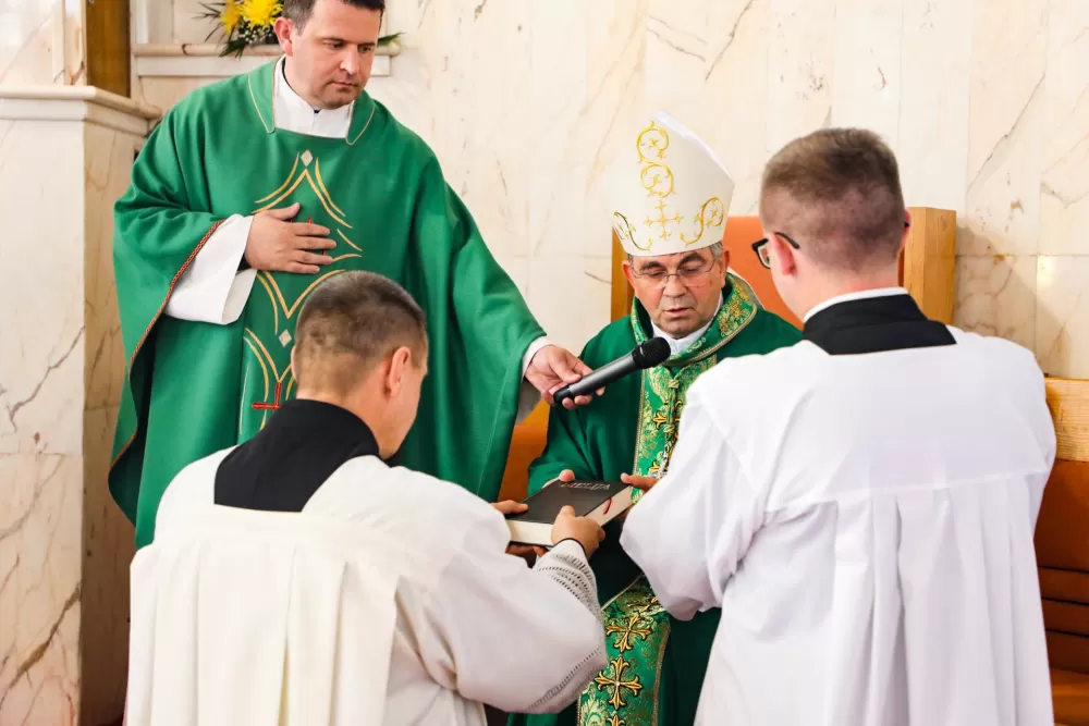 Peto dijete roditelja Stanišić iz Pleternice krstio biskup Ivo 