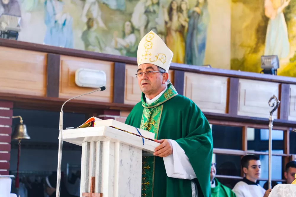 Peto dijete roditelja Stanišić iz Pleternice krstio biskup Ivo 