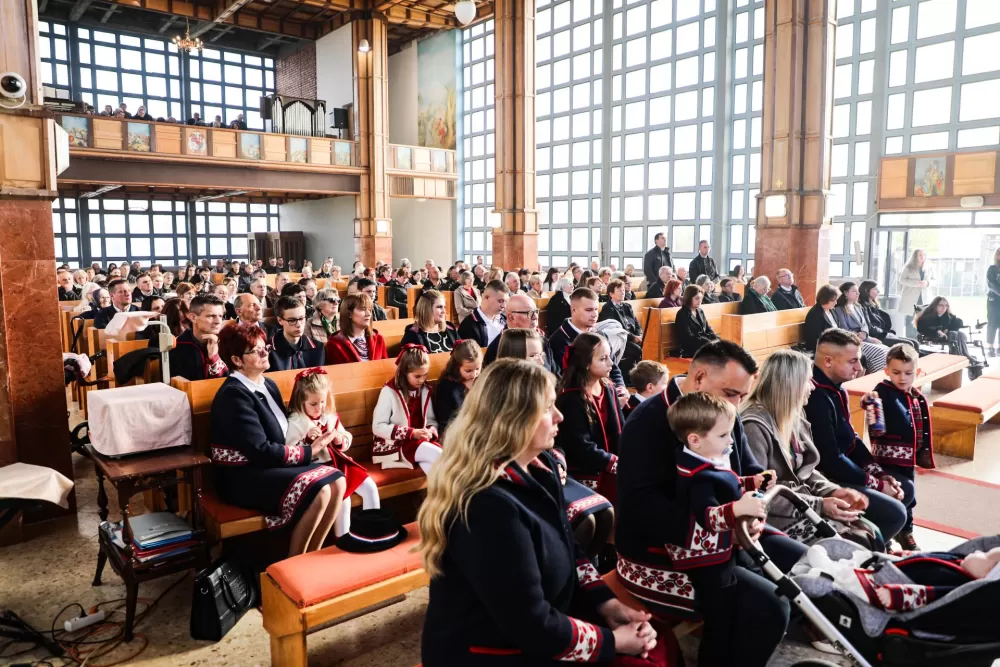 Peto dijete roditelja Stanišić iz Pleternice krstio biskup Ivo 