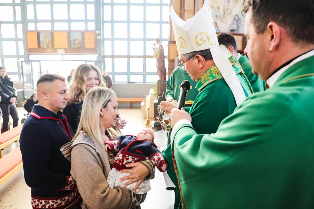 Peto dijete roditelja Stanišić iz Pleternice krstio biskup Ivo 