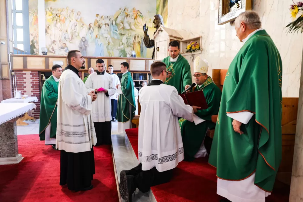 Peto dijete roditelja Stanišić iz Pleternice krstio biskup Ivo 