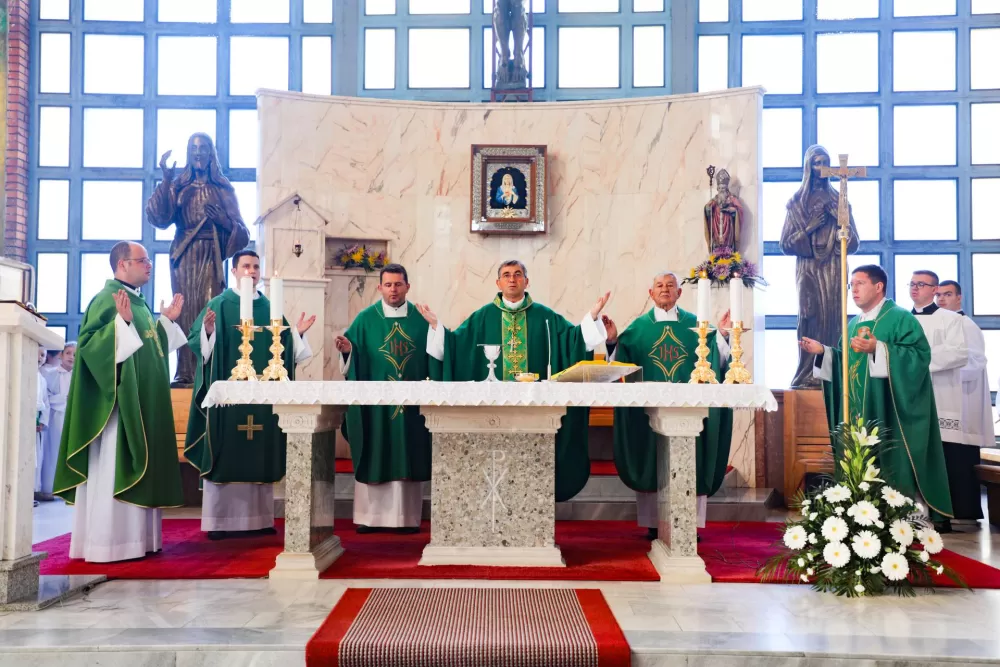 Peto dijete roditelja Stanišić iz Pleternice krstio biskup Ivo 