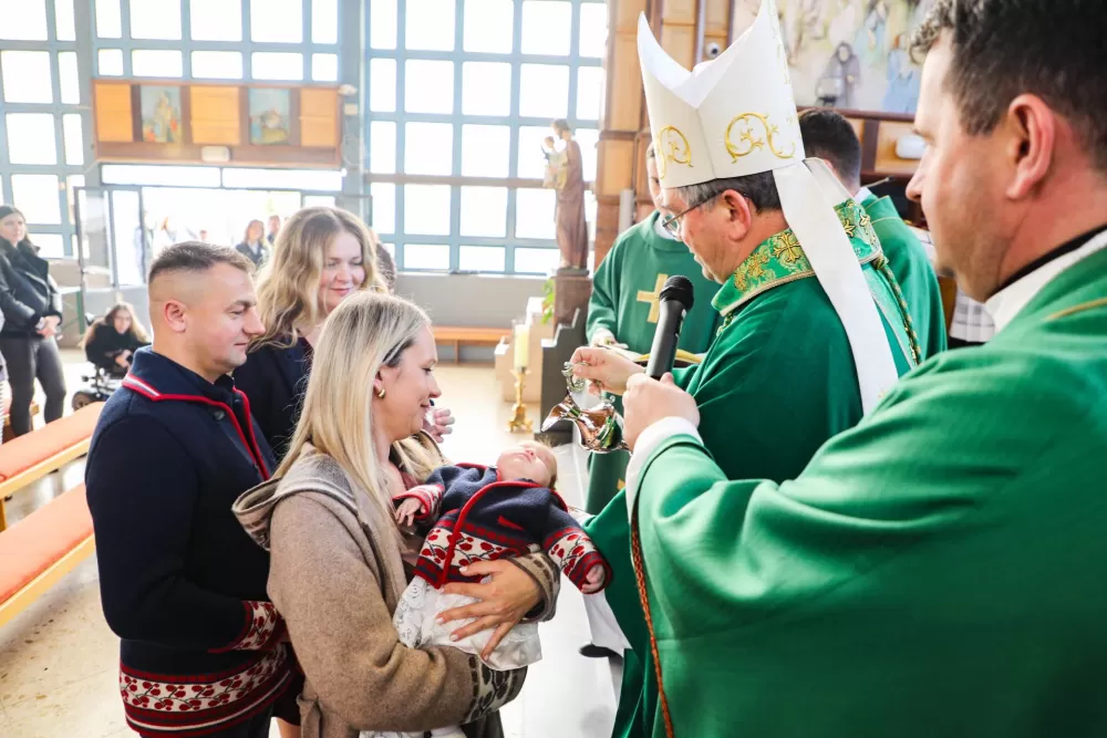 Peto dijete roditelja Stanišić iz Pleternice krstio biskup Ivo 