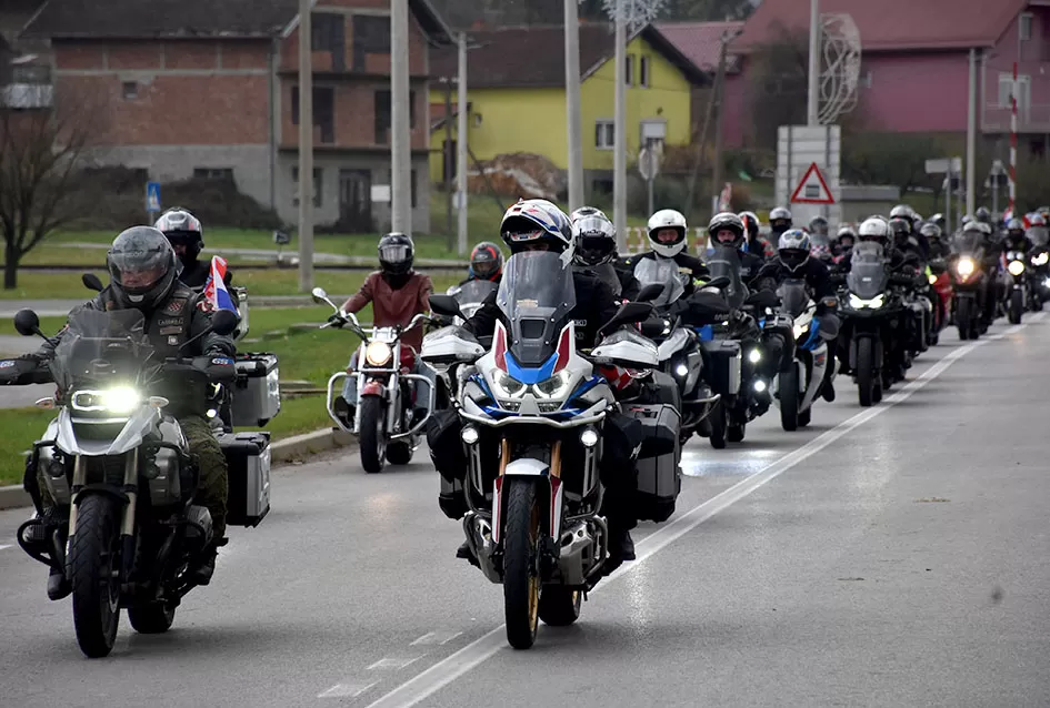Požega.eu | TOPLINA ZAJEDNIŠTVA U ČAGLINU: Više od 800 sudionika moto-karavane Prevlaka–Vukovar dočekano s osmijehom, ponosom i zahvalnošću