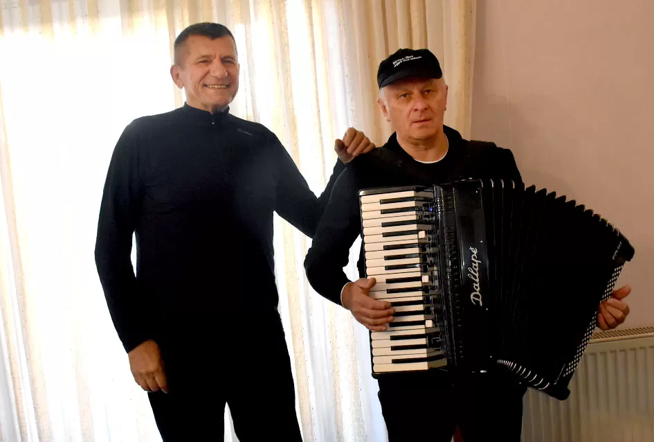 Požega.eu | Iz tišine sela do svjetla pozornice ʼNikad nije kasnoʼ – Milanov glas ispisao novu glazbenu priču