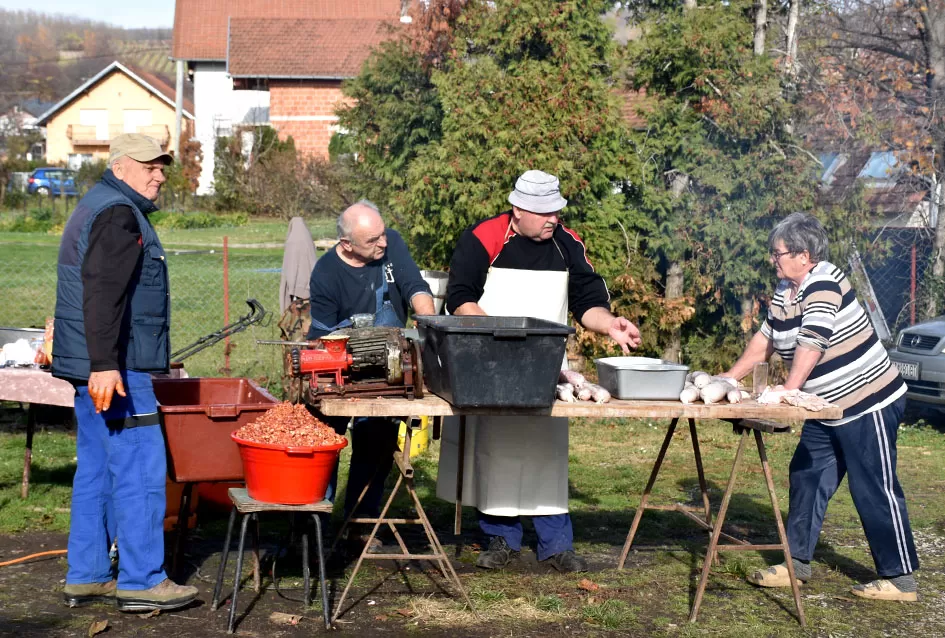 Solidarnost i prijateljstvo izvan pozornice: Veterani KUD-a ʼIvan Goran Kovačićʼ iz Velike i dalje povezani