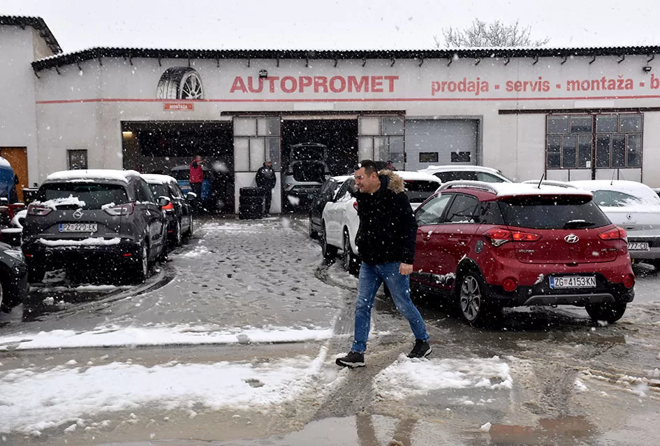 Prvi snijeg donio kaos na ceste, spas vozačima stiže iz Dervišage: U ʼAutoprometuʼ  Ivana Kvesića radi se kao na traci