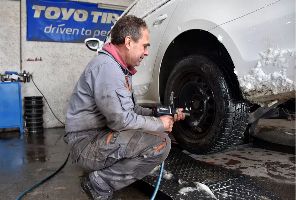 Požega.eu | Prvi snijeg donio kaos na ceste, spas vozačima stiže iz Dervišage: U ʼAutoprometuʼ  Ivana Kvesića radi se kao na traci