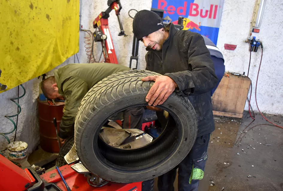 Prvi snijeg donio kaos na ceste, spas vozačima stiže iz Dervišage: U ʼAutoprometuʼ  Ivana Kvesića radi se kao na traci