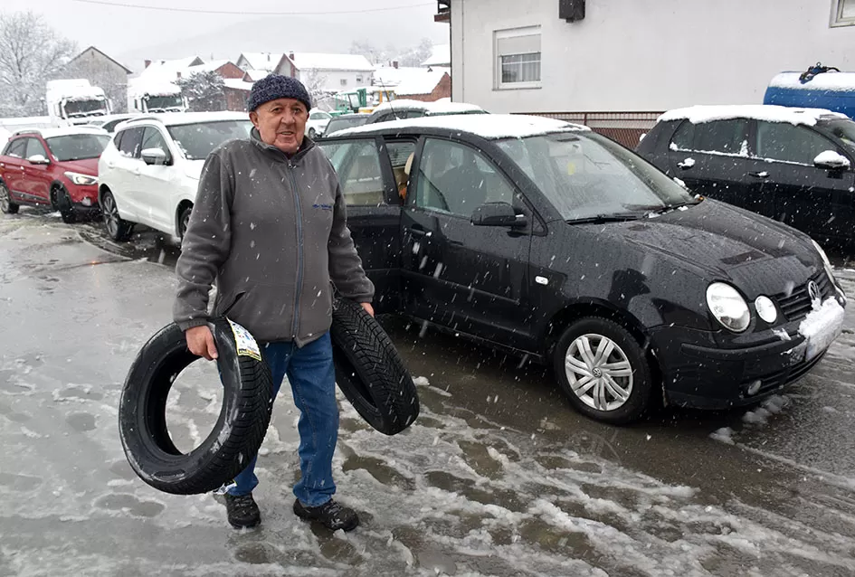 Prvi snijeg donio kaos na ceste, spas vozačima stiže iz Dervišage: U ʼAutoprometuʼ  Ivana Kvesića radi se kao na traci