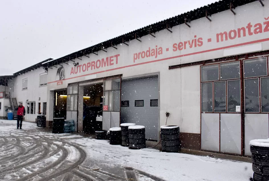 Prvi snijeg donio kaos na ceste, spas vozačima stiže iz Dervišage: U ʼAutoprometuʼ  Ivana Kvesića radi se kao na traci