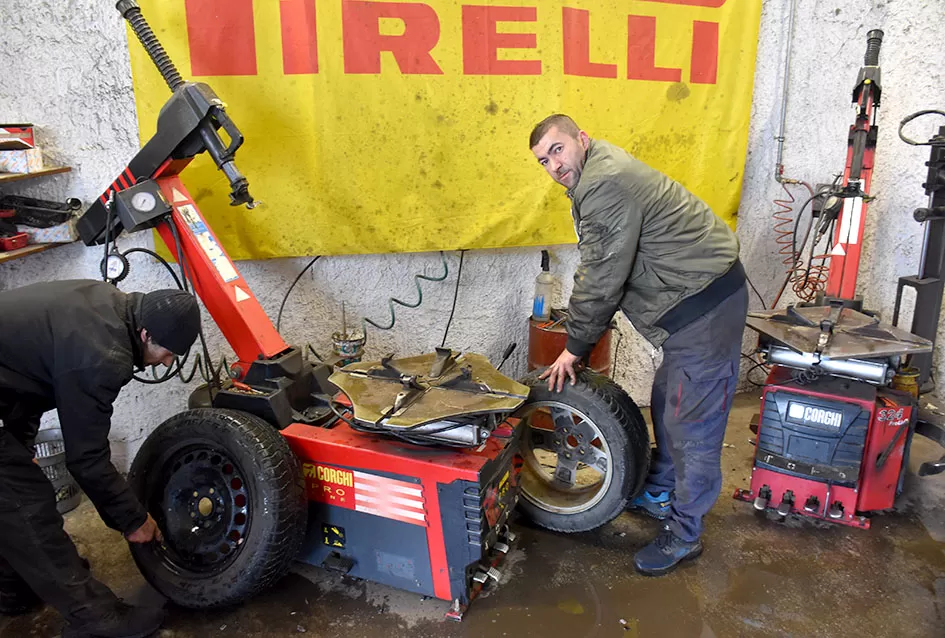 Prvi snijeg donio kaos na ceste, spas vozačima stiže iz Dervišage: U ʼAutoprometuʼ  Ivana Kvesića radi se kao na traci