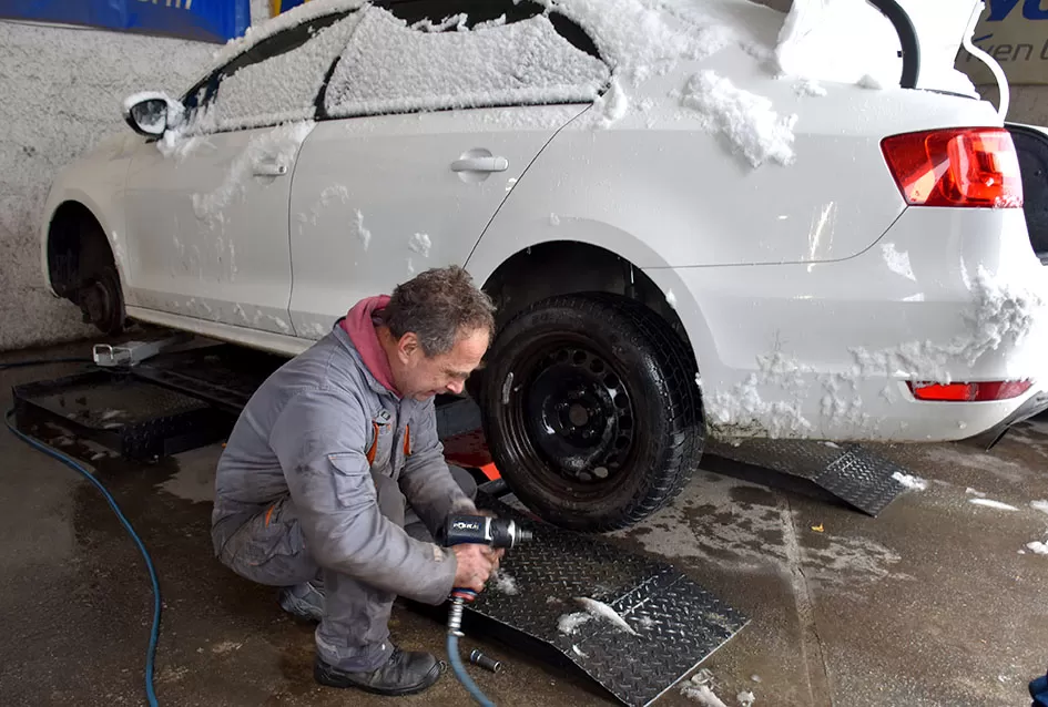 Prvi snijeg donio kaos na ceste, spas vozačima stiže iz Dervišage: U ʼAutoprometuʼ  Ivana Kvesića radi se kao na traci