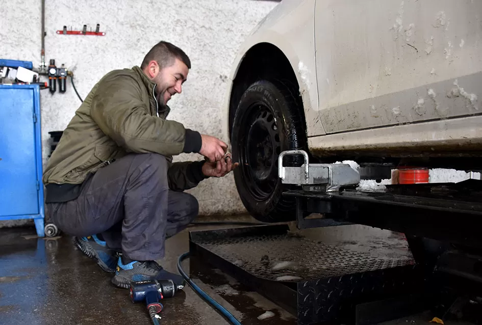 Prvi snijeg donio kaos na ceste, spas vozačima stiže iz Dervišage: U ʼAutoprometuʼ  Ivana Kvesića radi se kao na traci