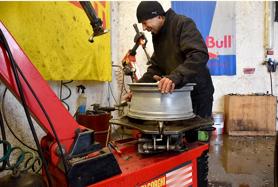 Prvi snijeg donio kaos na ceste, spas vozačima stiže iz Dervišage: U ʼAutoprometuʼ  Ivana Kvesića radi se kao na traci