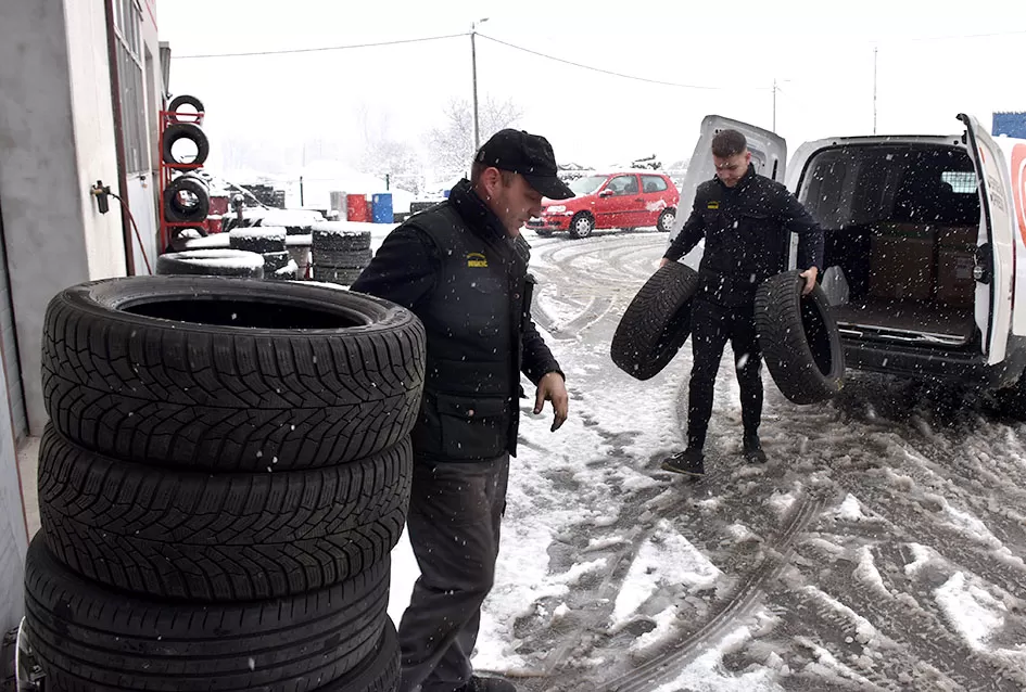 Prvi snijeg donio kaos na ceste, spas vozačima stiže iz Dervišage: U ʼAutoprometuʼ  Ivana Kvesića radi se kao na traci