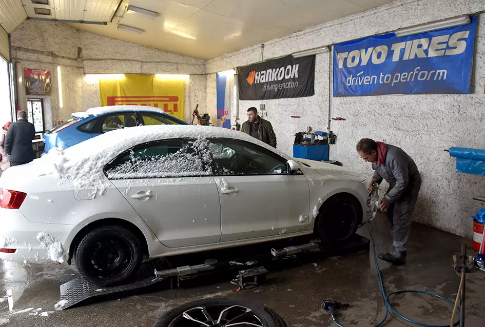 Prvi snijeg donio kaos na ceste, spas vozačima stiže iz Dervišage: U ʼAutoprometuʼ  Ivana Kvesića radi se kao na traci