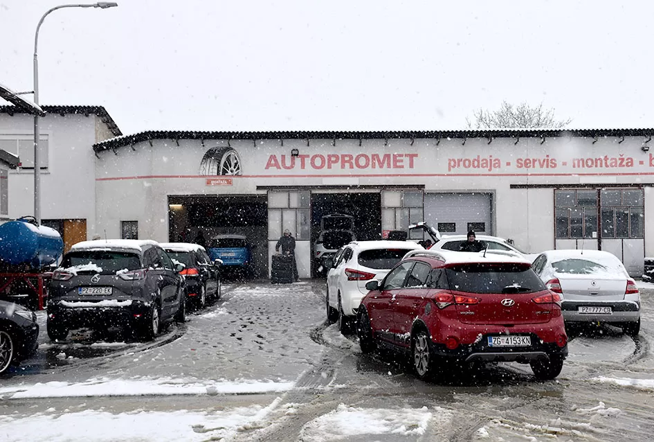 Prvi snijeg donio kaos na ceste, spas vozačima stiže iz Dervišage: U ʼAutoprometuʼ  Ivana Kvesića radi se kao na traci