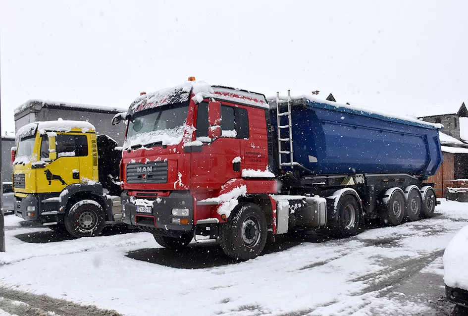 Prvi snijeg donio kaos na ceste, spas vozačima stiže iz Dervišage: U ʼAutoprometuʼ  Ivana Kvesića radi se kao na traci