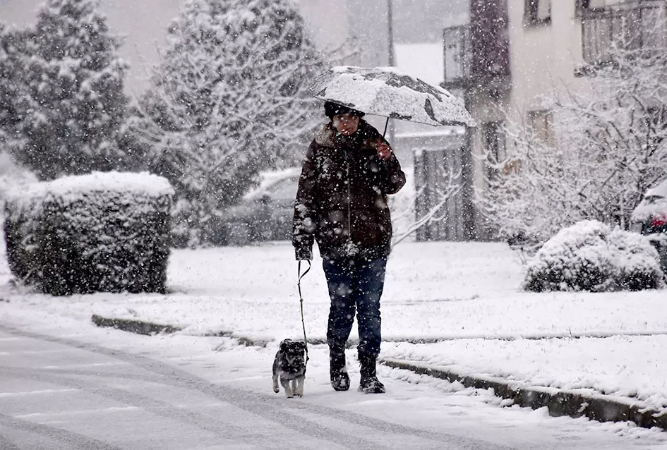 Snježna Požega: Najmlađi grade snjegoviće, a komunalci ʼpeglajuʼ ceste