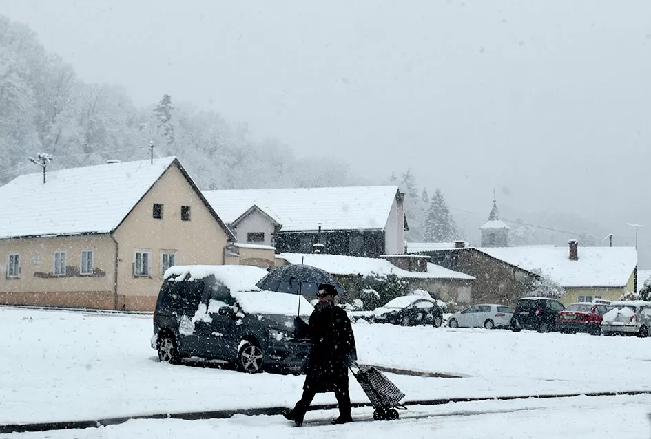 Snježna Požega: Najmlađi grade snjegoviće, a komunalci ʼpeglajuʼ ceste