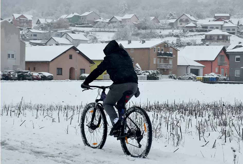 Snježna Požega: Najmlađi grade snjegoviće, a komunalci ʼpeglajuʼ ceste