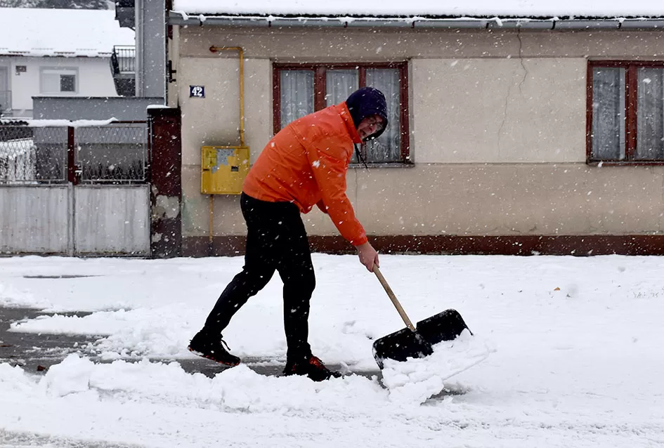 Snježna Požega: Najmlađi grade snjegoviće, a komunalci ʼpeglajuʼ ceste