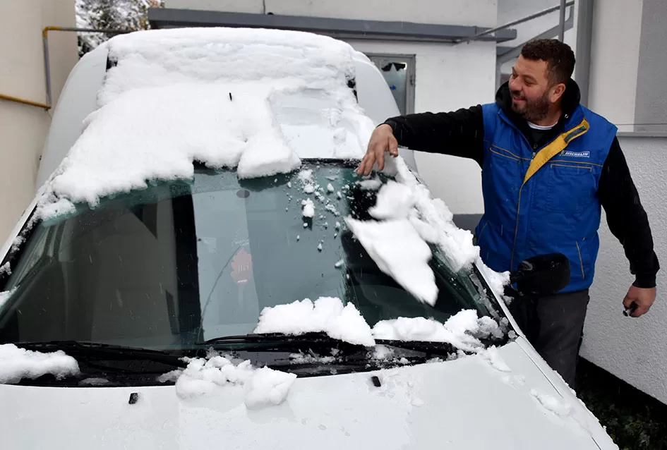 Snježna Požega: Najmlađi grade snjegoviće, a komunalci ʼpeglajuʼ ceste