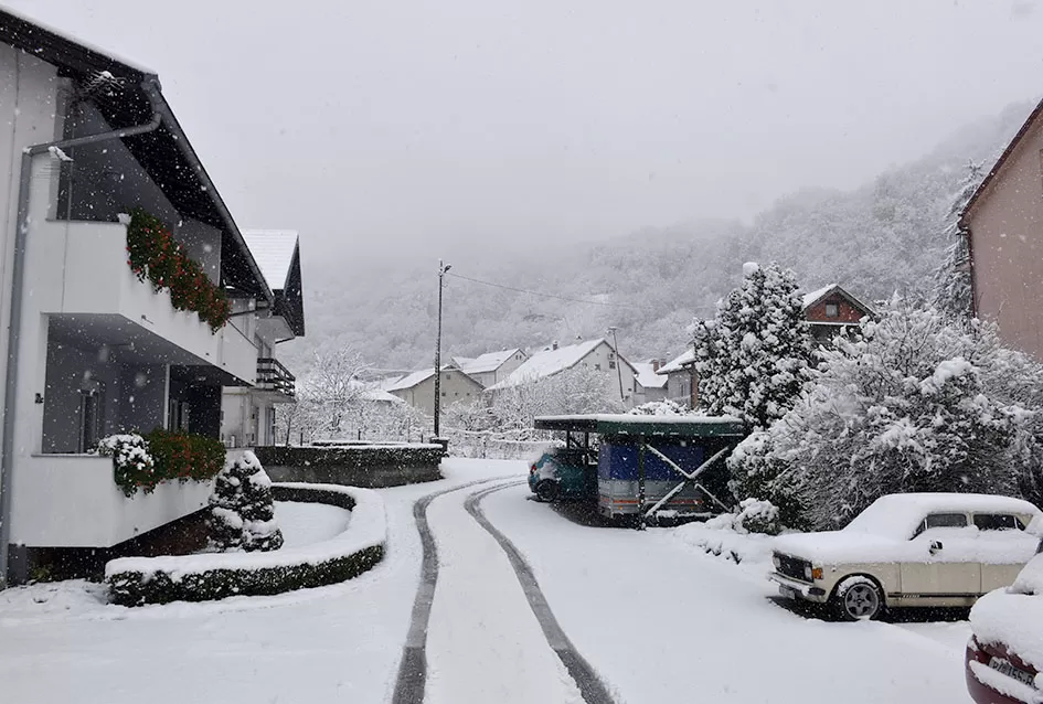 Snježna Požega: Najmlađi grade snjegoviće, a komunalci ʼpeglajuʼ ceste
