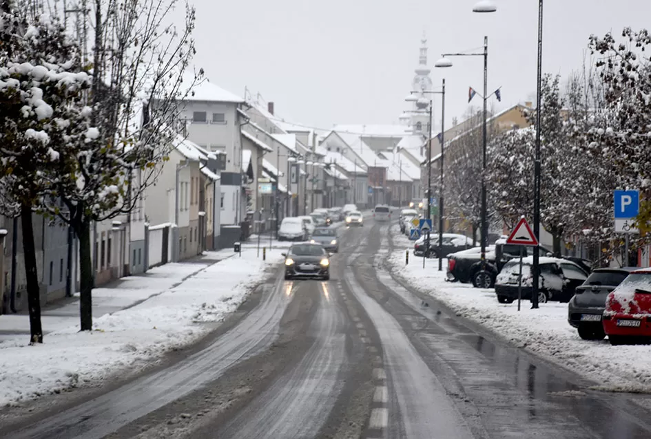 Snježna Požega: Najmlađi grade snjegoviće, a komunalci ʼpeglajuʼ ceste