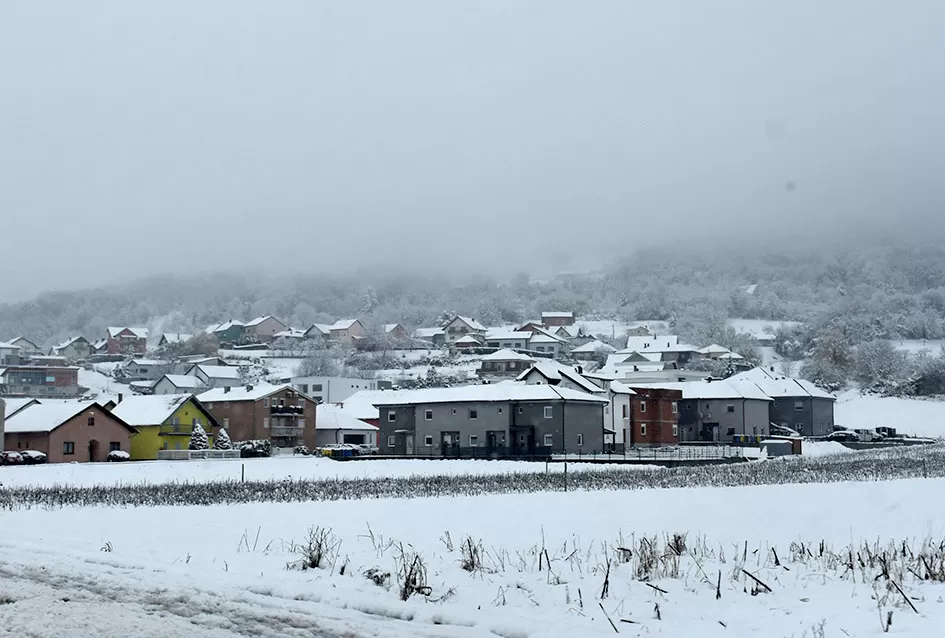 Snježna Požega: Najmlađi grade snjegoviće, a komunalci ʼpeglajuʼ ceste