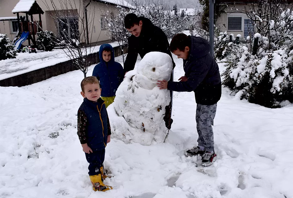 Snježna Požega: Najmlađi grade snjegoviće, a komunalci ʼpeglajuʼ ceste