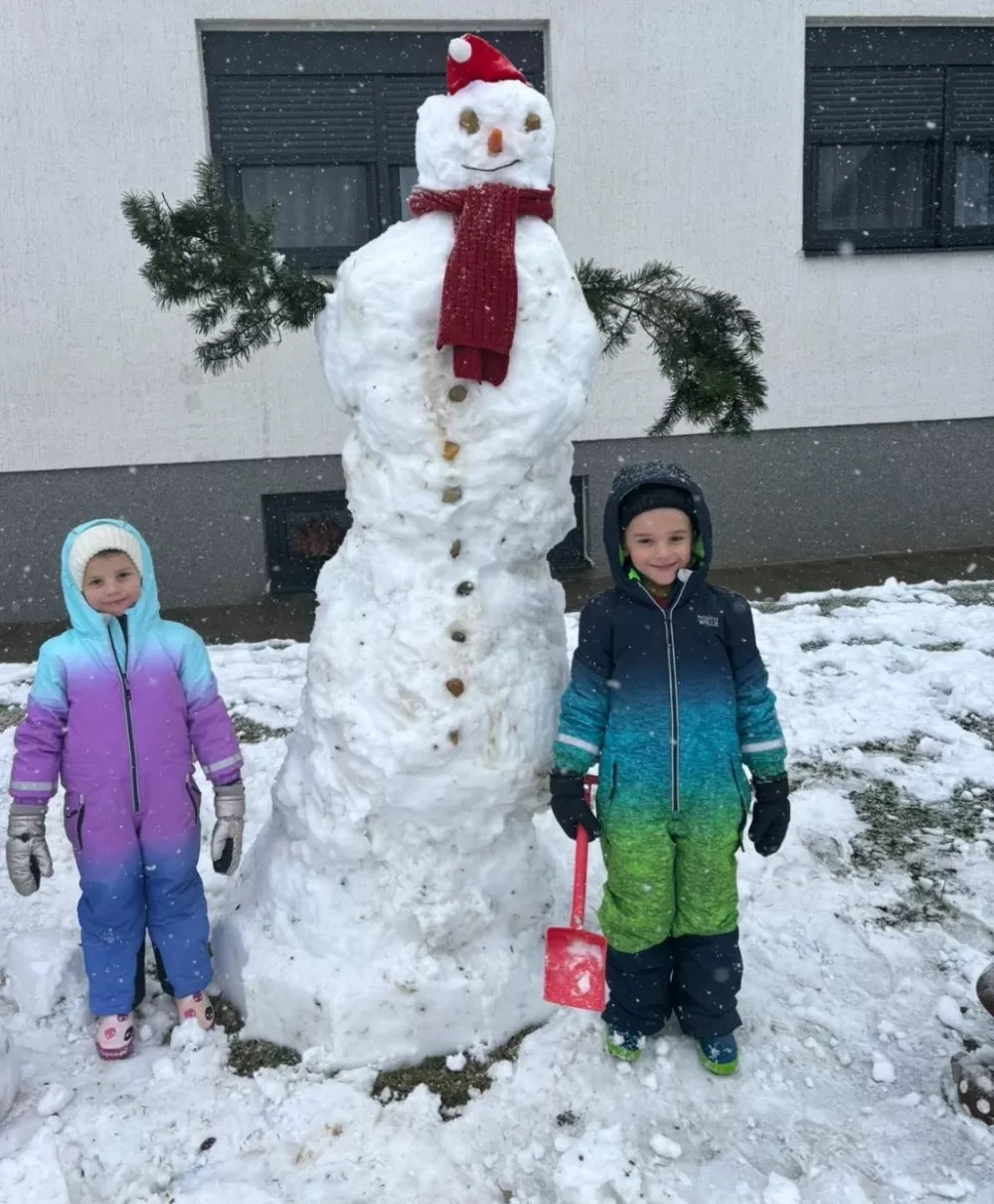 Požega.eu | Snježna Požega: Najmlađi grade snjegoviće, a komunalci ʼpeglajuʼ ceste