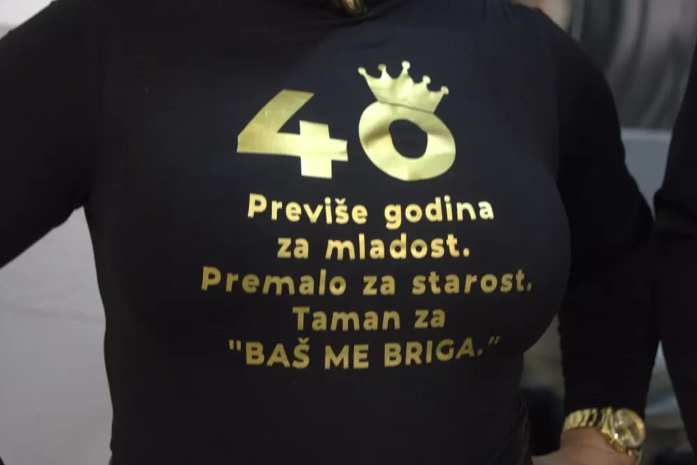 Supruzi Danijeli za rođendan kupio prikolicu za prijevoz drveta