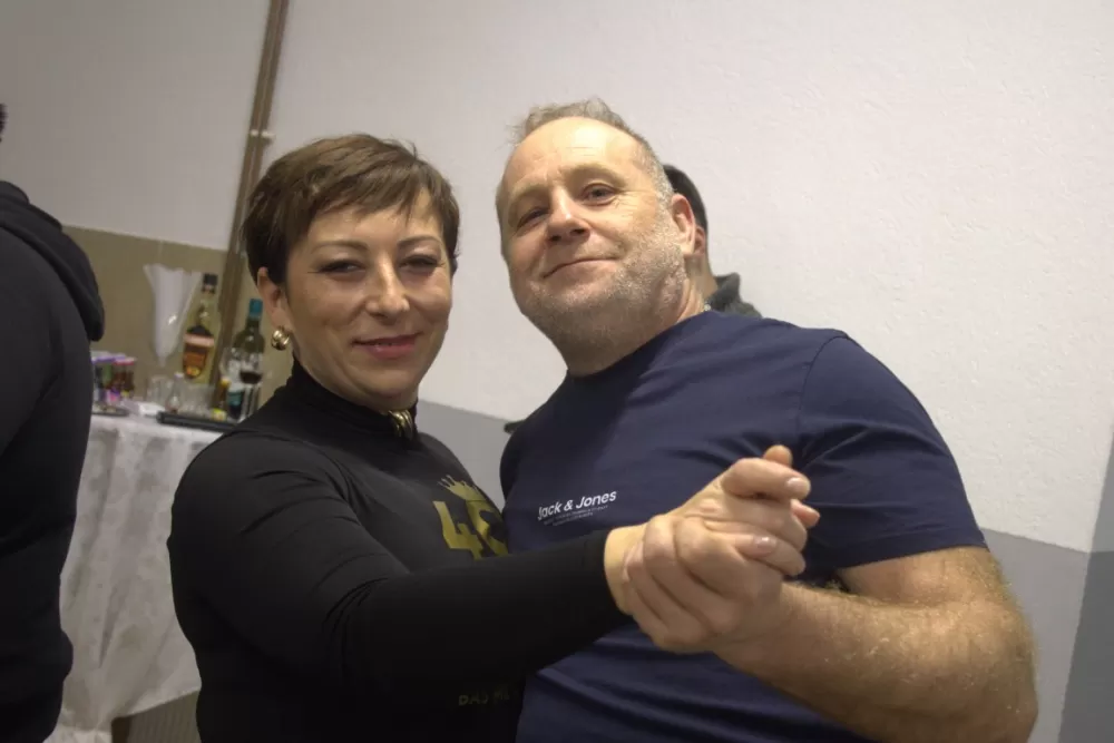 Supruzi Danijeli za rođendan kupio prikolicu za prijevoz drveta