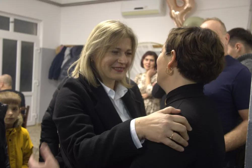 Supruzi Danijeli za rođendan kupio prikolicu za prijevoz drveta