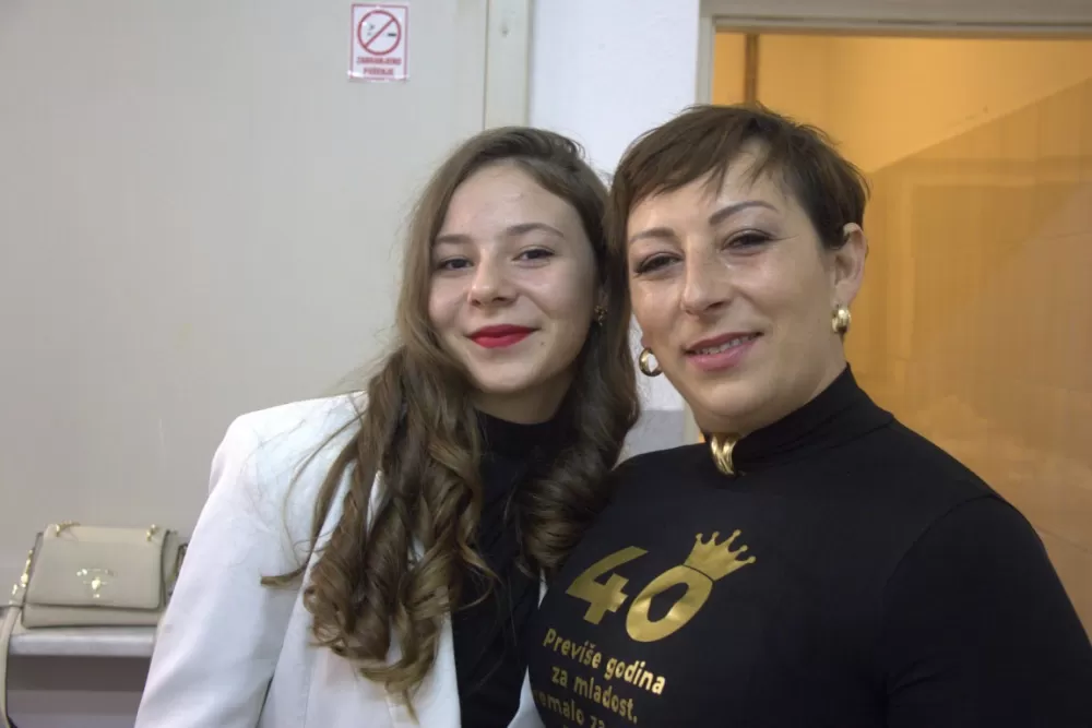 Supruzi Danijeli za rođendan kupio prikolicu za prijevoz drveta