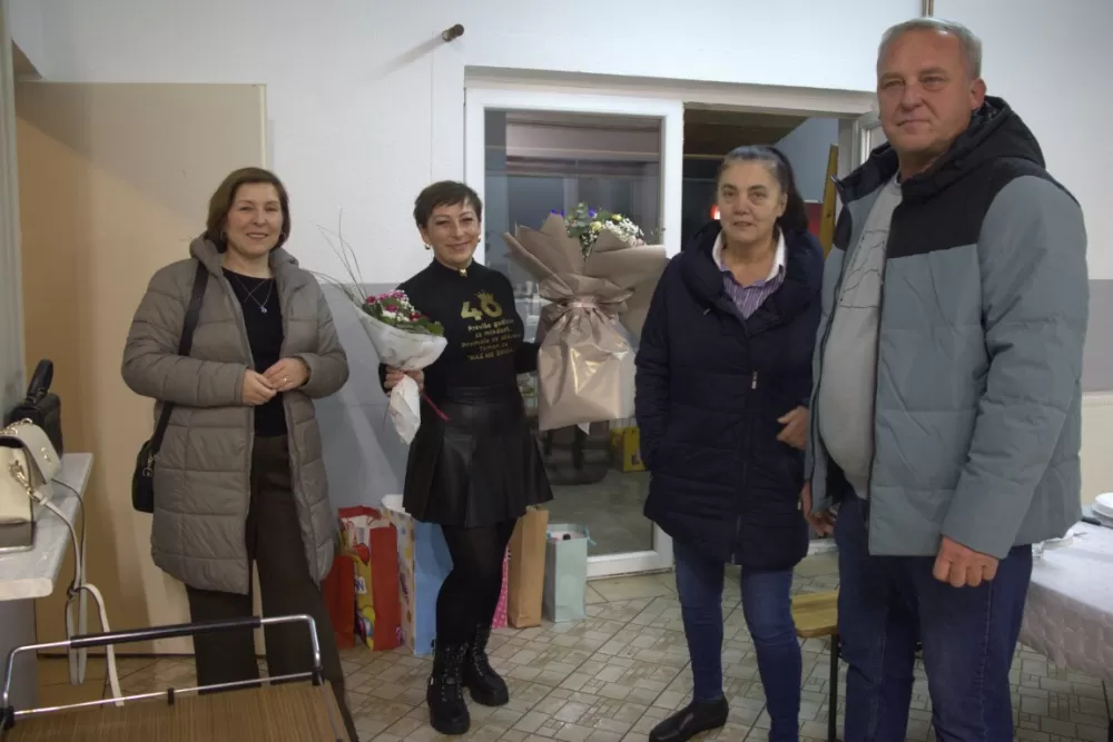 Supruzi Danijeli za rođendan kupio prikolicu za prijevoz drveta