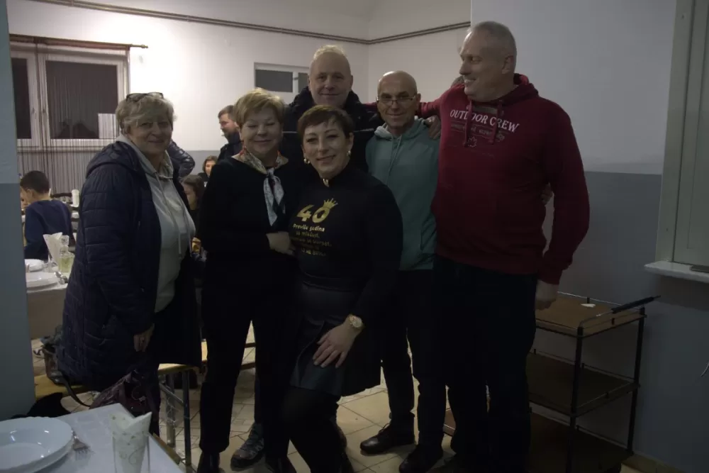 Supruzi Danijeli za rođendan kupio prikolicu za prijevoz drveta