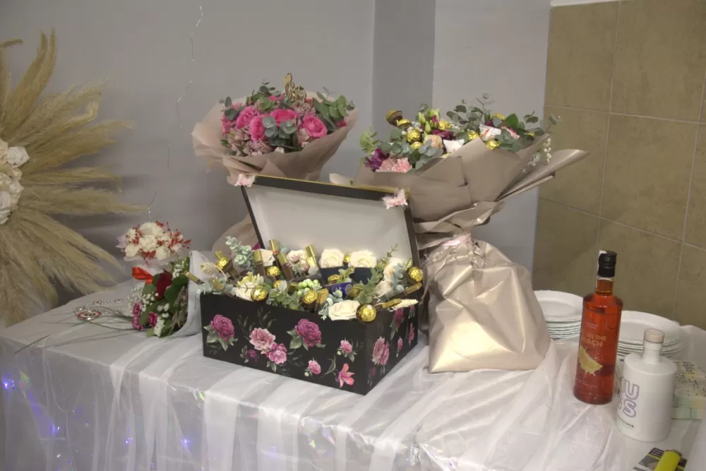 Supruzi Danijeli za rođendan kupio prikolicu za prijevoz drveta