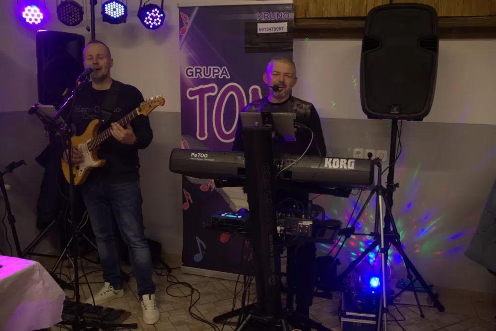 Supruzi Danijeli za rođendan kupio prikolicu za prijevoz drveta