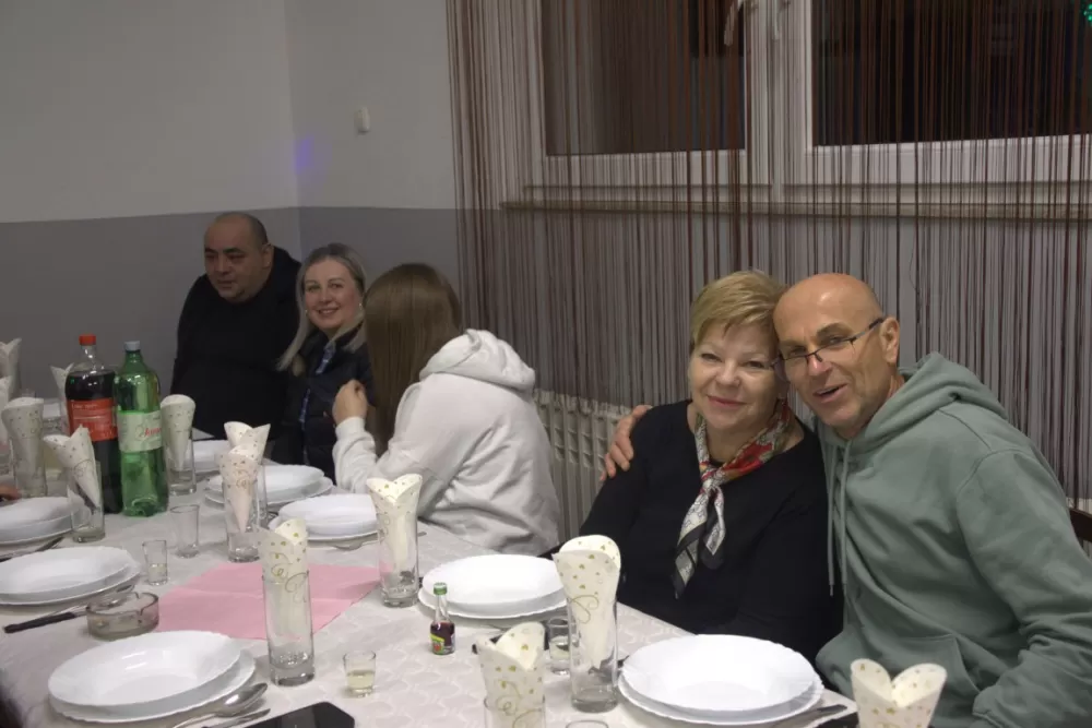 Supruzi Danijeli za rođendan kupio prikolicu za prijevoz drveta