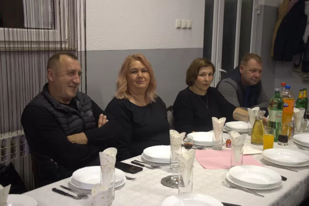 Supruzi Danijeli za rođendan kupio prikolicu za prijevoz drveta