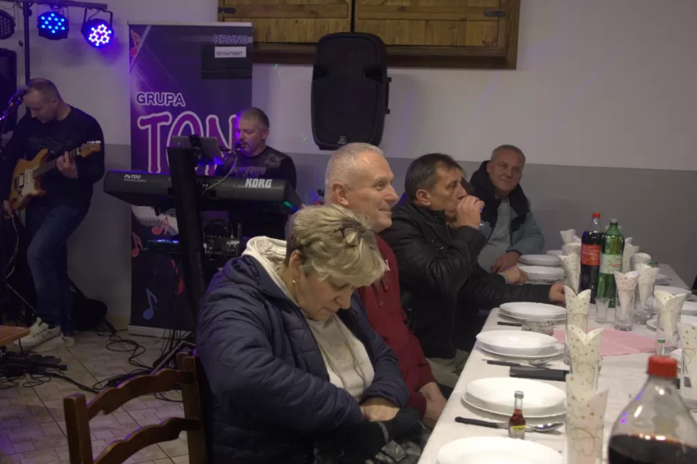 Supruzi Danijeli za rođendan kupio prikolicu za prijevoz drveta