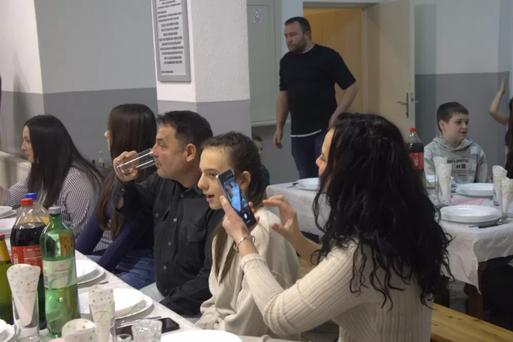 Supruzi Danijeli za rođendan kupio prikolicu za prijevoz drveta