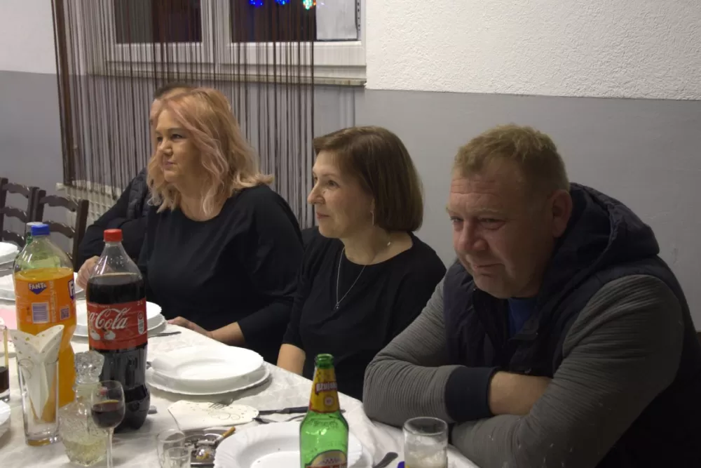 Supruzi Danijeli za rođendan kupio prikolicu za prijevoz drveta